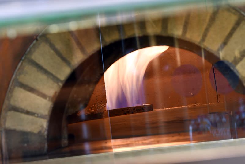Pizza appena sfornata dal forno a legna