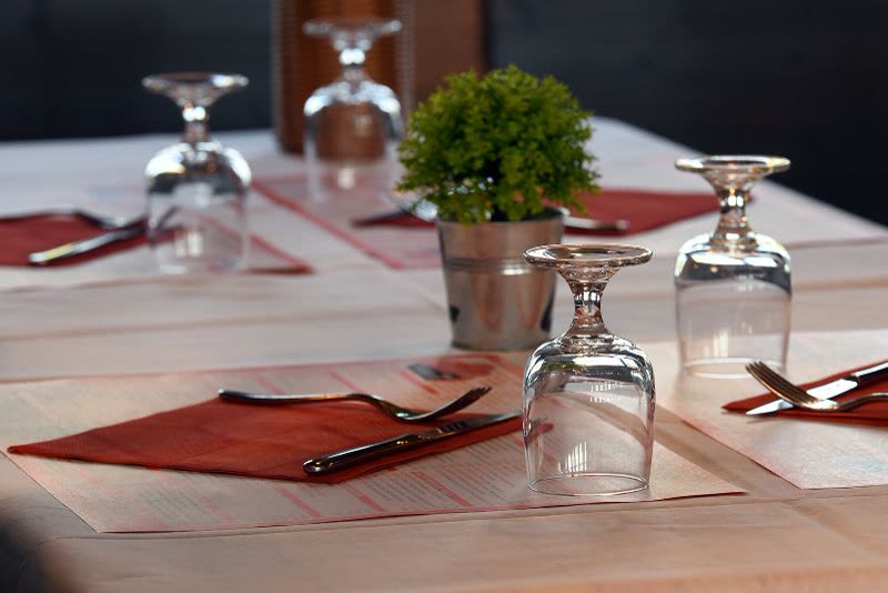 La sala del ristorante Il Galeone con arredi in legno da nave